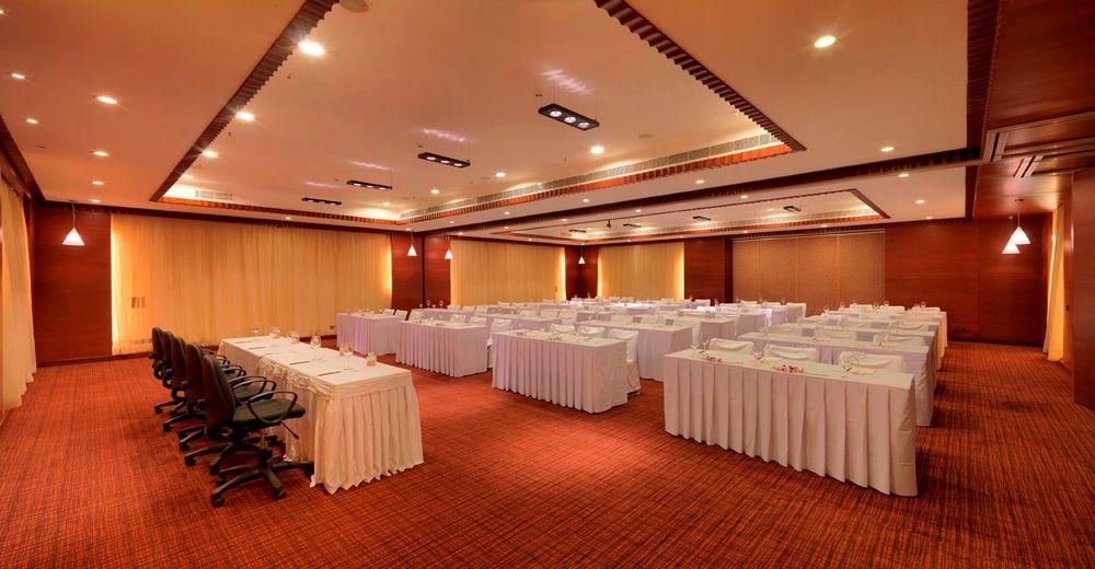 Royal Orchid Resort & Convention Centre, Yelahanka Бангалор Экстерьер фото