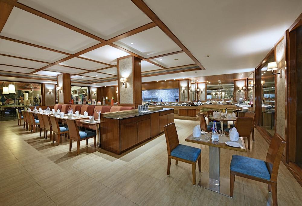 Royal Orchid Resort & Convention Centre, Yelahanka Бангалор Экстерьер фото