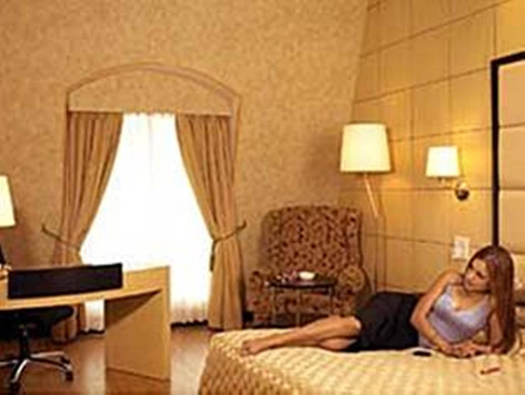Royal Orchid Resort & Convention Centre, Yelahanka Бангалор Экстерьер фото