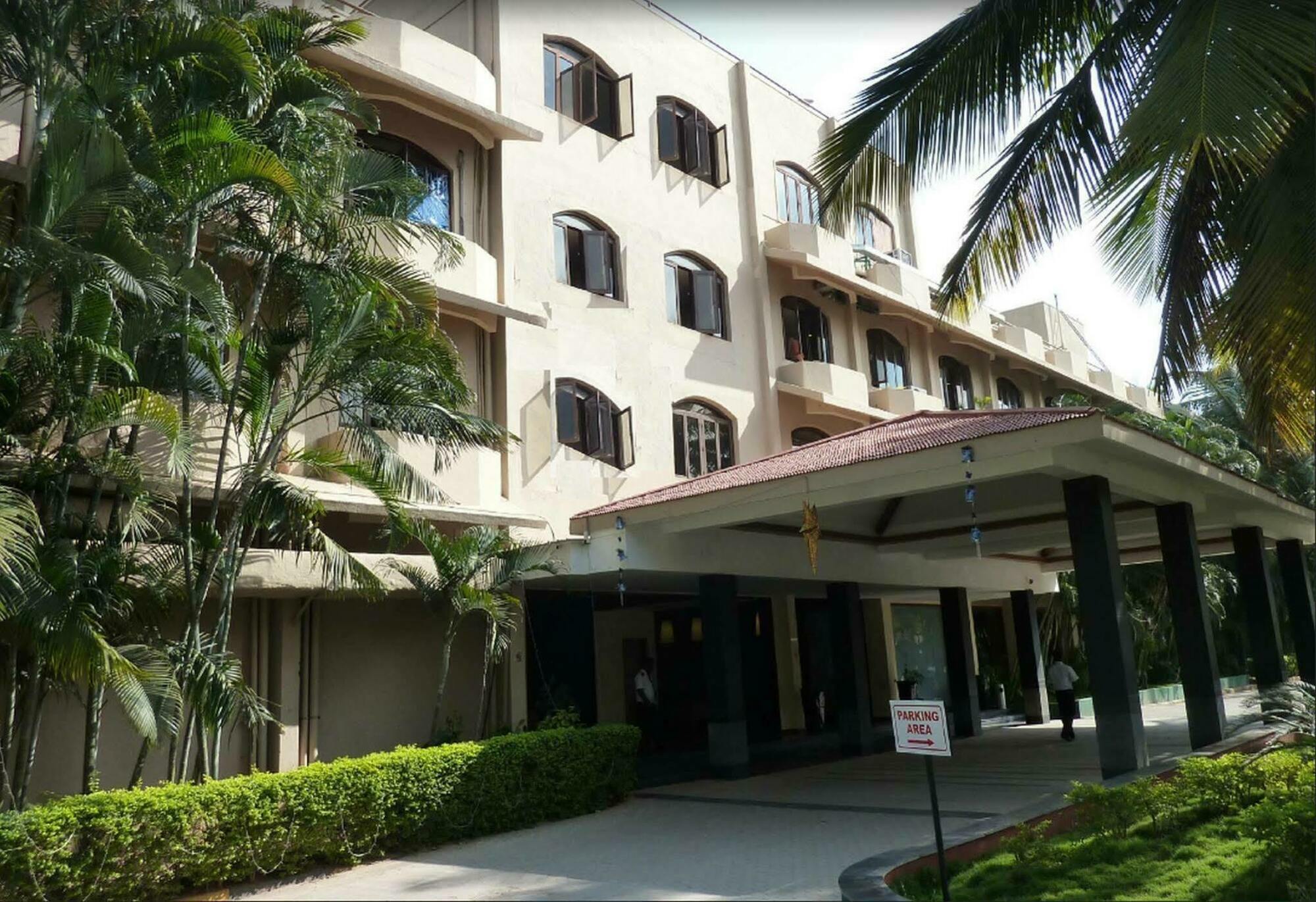 Royal Orchid Resort & Convention Centre, Yelahanka Бангалор Экстерьер фото